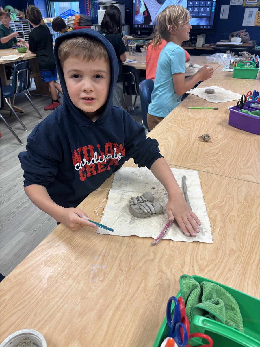 kpughstudio's tweet photo. More Clay Day! Found a few minutes to capture these artists working on their masterpieces ๐๐ #AdventuresintheArtLab #HumbleISDArtists #IgniteYourCreativity @HumbleISD_WCE @VisualArtHumble @HumbleISD_Arts https://t.co/ToYufZDoG9