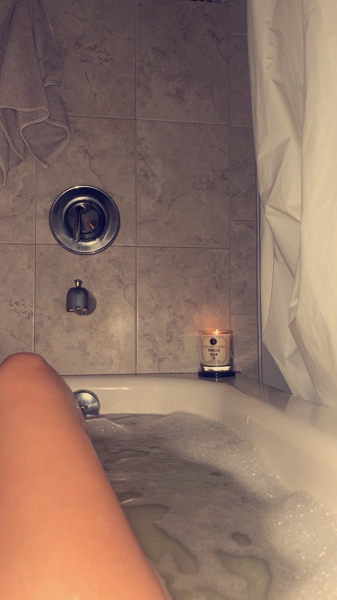 emeryispaid's tweet image. bath time counting all the free loser cash I robbed you idiots of. keep adding to the pile freaks