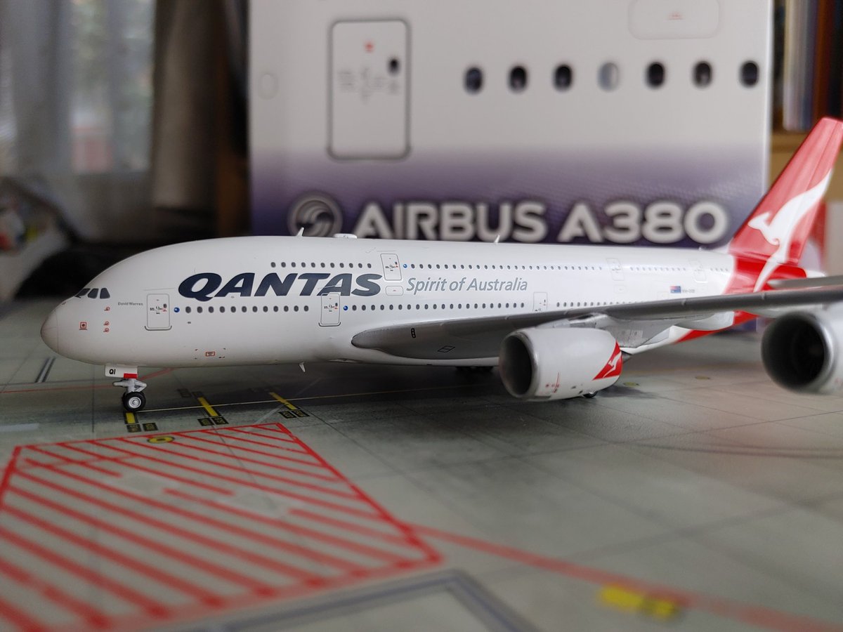 突如発売されたAPOLLOのA380シリーズ。価格がGeminiの半額強とかなり安価なのでどんなクオリティかと思いきや、ギアと主翼の色目がやや薄くてOGみが感じられる以外は、いたって良好なつくり。エンジンもちゃんと向こう側が透ける今風仕様。
買いそびれたA380がある人はオススメです😆