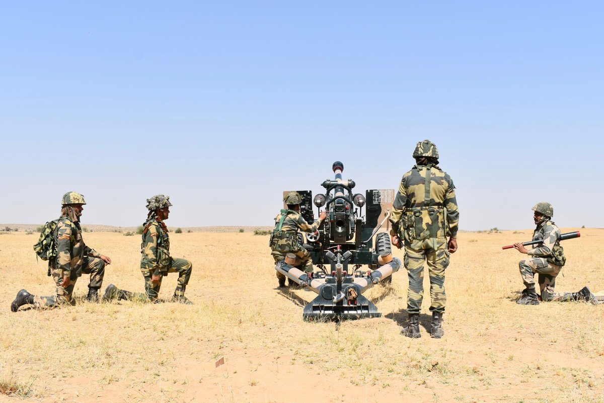 KonarkCorps's tweet image. #TrainingTogether
#BattleAxeDivision conducted an Integrated Firepower #exercise in deserts of #Rajasthan. Participation included #BSF Artillery & the #Training showcased the combat readiness for executing relentless operations in challenging terrain.
@IaSouthern
@adgpi