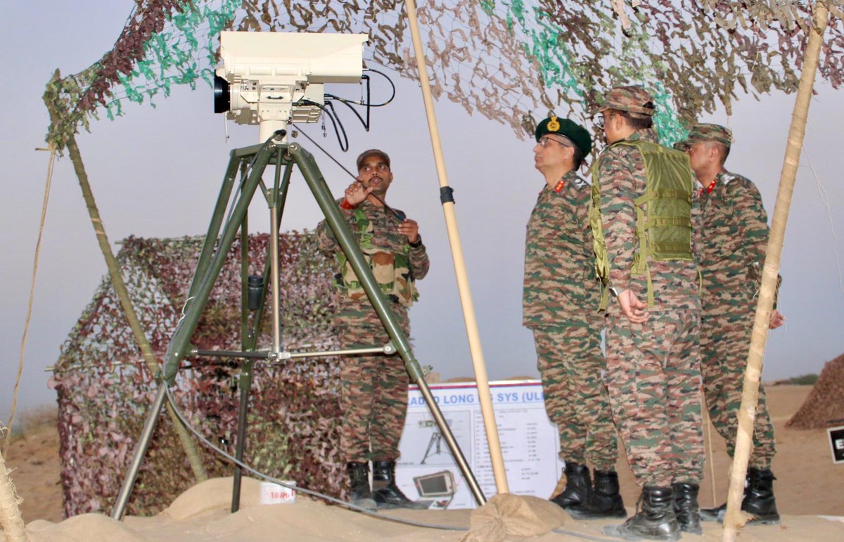 KonarkCorps's tweet image. #TrainingTogether
#BattleAxeDivision conducted an Integrated Firepower #exercise in deserts of #Rajasthan. Participation included #BSF Artillery & the #Training showcased the combat readiness for executing relentless operations in challenging terrain.
@IaSouthern
@adgpi