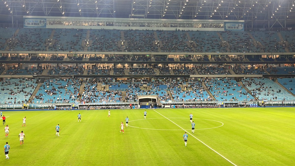 Minha visão do campo hoje. Eu estava Gramado Leste e vi de perto tudo que o Pavon fez. É FAKE NEWS o que a Gaúcha disse. Aliás, tinha zero reportagem ali. 

Pavón apenas ficou quase um minuto insistentemente pedindo desculpas pelo seu erro anterior. E a torcida o aplaudiu