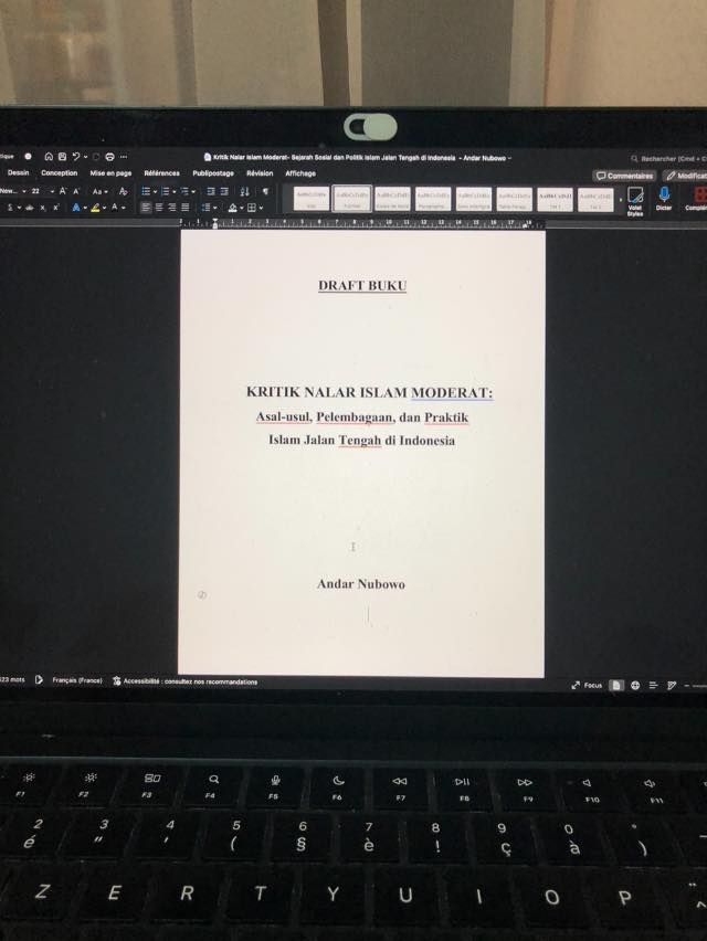 Bismillah. Pagi ini saya memberanikan diri untuk mengawali proyek penulisan kembali sebuah buku, yang saya beri judul sementara “Kritik Nalar Islam Moderat: Asal-usul , Pelembagaan, dan Praktik Islam Jalan Tengah di Indonesia”. Draft ini berasal dari disertasi saya dalam bahasa
