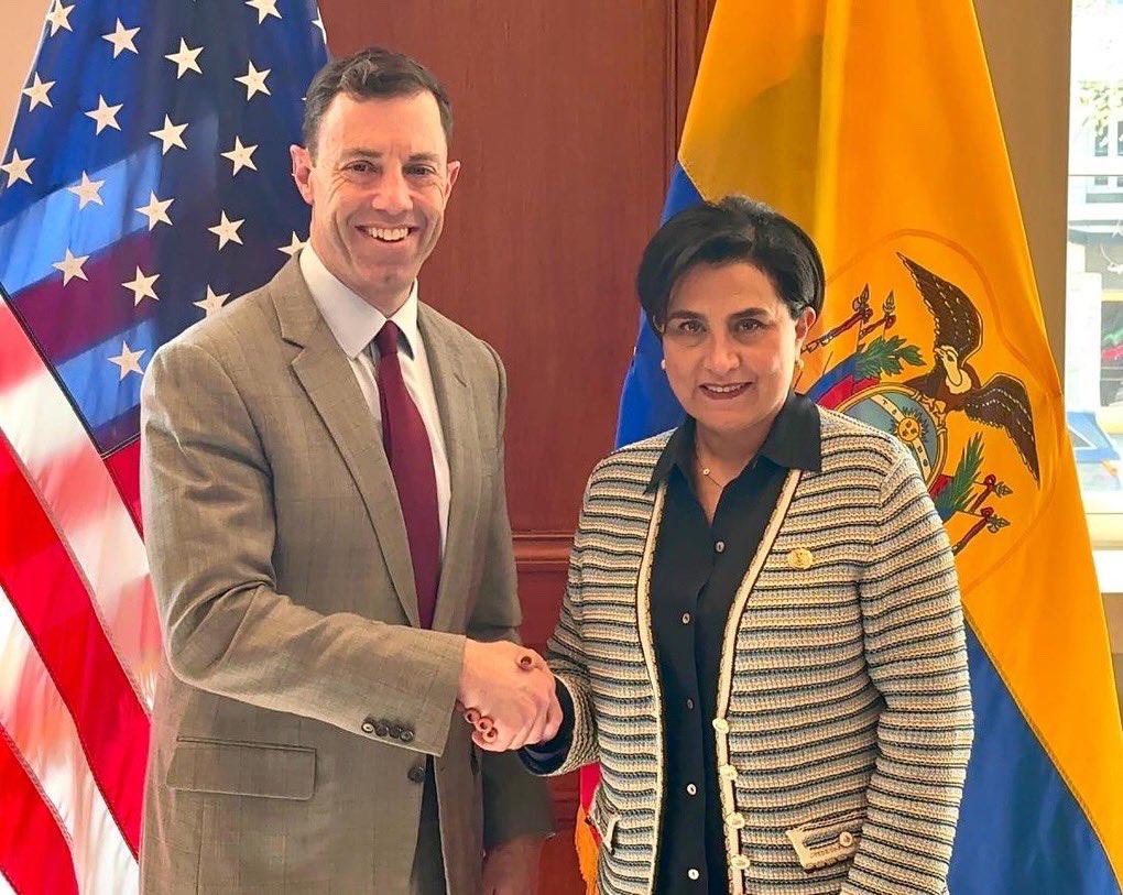 Clúster Bananero del Ecuador (@clusterbananero) on Twitter photo Destacamos la participación de <a href="/CancilleriaEc/">Cancillería del Ecuador 🇪🇨</a> en una reunión clave con el embajador Jamieson Greer, representante del gobierno de 🇺🇸 junto a los principales gremios productivos del país. Ratificamos nuestro compromiso con una agenda comercial que beneficie al desarrollo del país. Destacamos la participación de <a href="/CancilleriaEc/">Cancillería del Ecuador 🇪🇨</a> en una reunión clave con el embajador Jamieson Greer, representante del gobierno de 🇺🇸 junto a los principales gremios productivos del país. Ratificamos nuestro compromiso con una agenda comercial que beneficie al desarrollo del país.