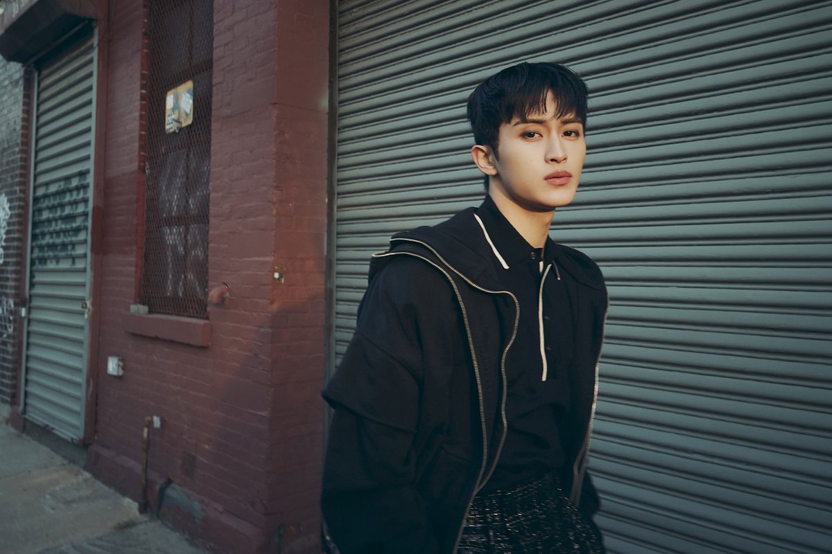 NCTsmtown's tweet photo. #NCT #마크, 첫 솔로 앨범 #TheFirstfruit 기획부터 남다른 유기적 프로모션 화제!
도시로 연결된 콘텐츠, 진심 담은 오프라인 이벤트, SNS를 넘나든 유쾌한 기획력
오늘 오후 6시 타이틀곡 ‘1999’ 퍼포먼스 비디오 공개!

https://t.co/oigfcEQcRr

#MARK #마크 #MARK_1999
#NCT #NCT127 #NCTDREAM https://t.co/EsVJg8mEnP