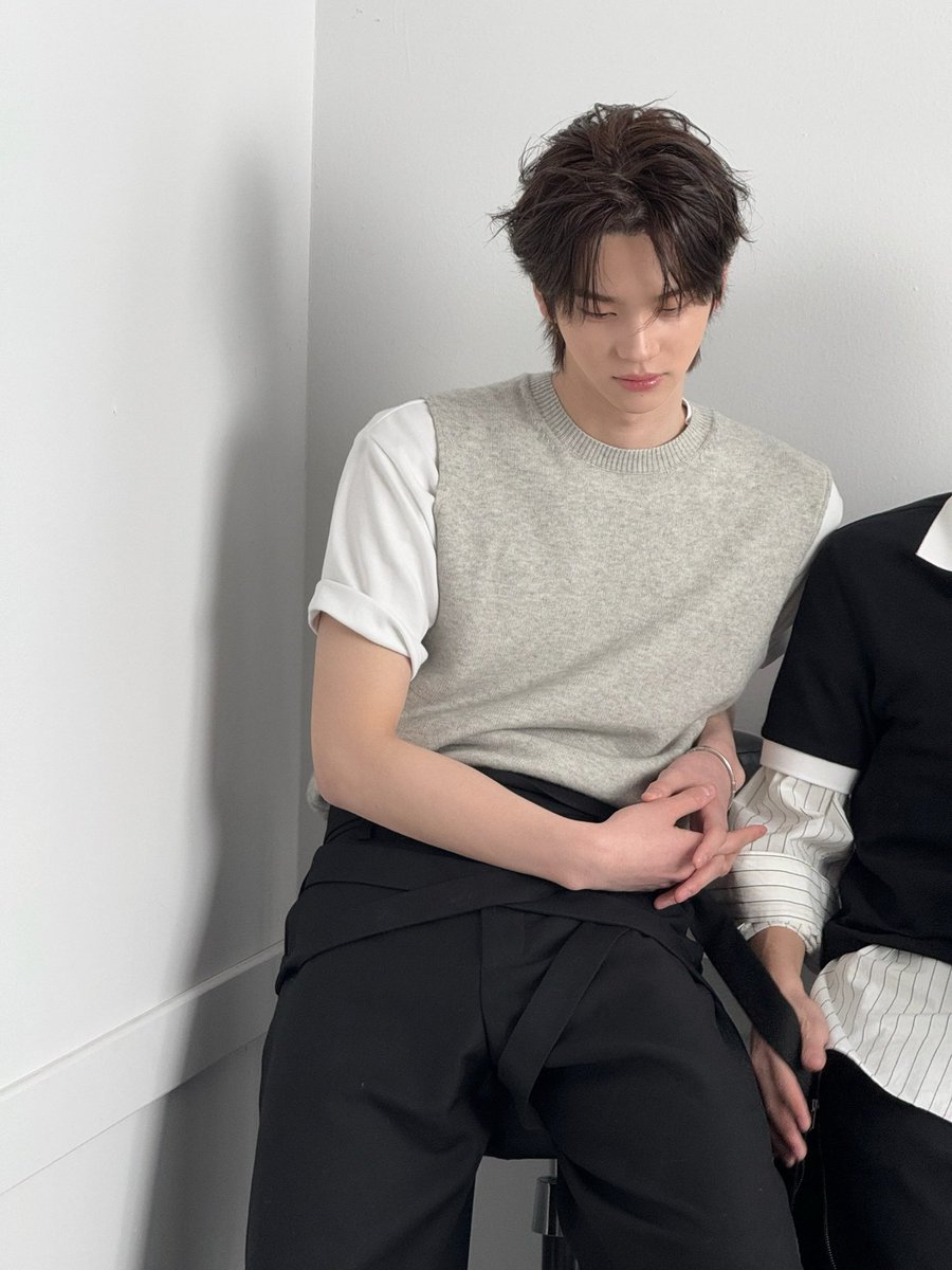 sinhyu_'s tweet photo. no need to say too much. cool speaks for itself. the lines are clean, the mood is calm, and the presence? loud without trying.
i don’t chase attention, i just show up and the room shifts.
you can call it effortless. i just call it me. https://t.co/FWHuol1Ovd