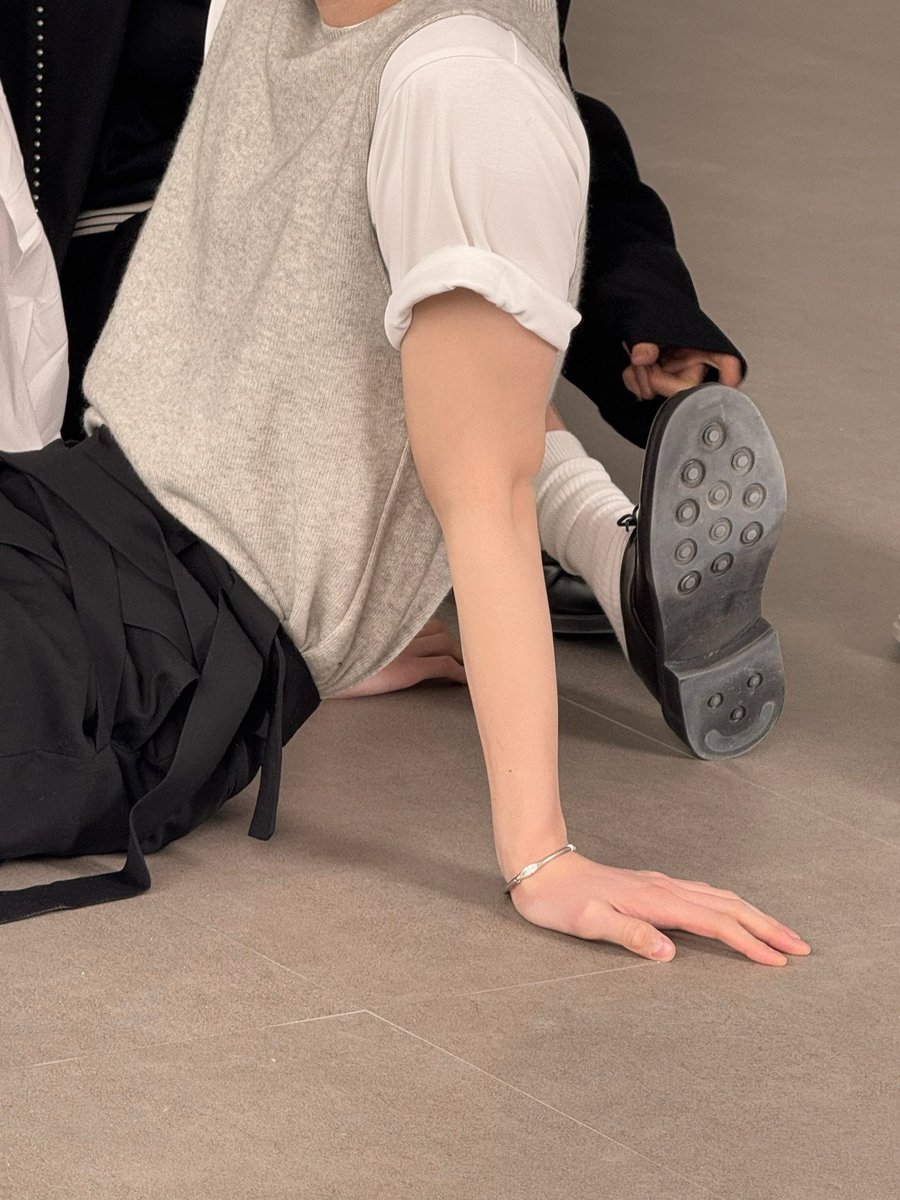 no need to say too much. cool speaks for itself. the lines are clean, the mood is calm, and the presence? loud without trying.
i don’t chase attention, i just show up and the room shifts.
you can call it effortless. i just call it me.