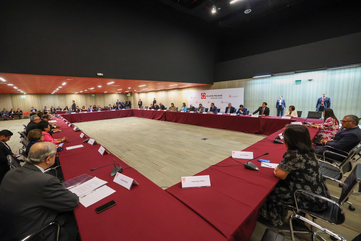 Sesión 133 del Acuerdo Nacional, presidida por la Presidenta Dina Boluarte. Participaron los Poderes Legislativo y Judicial, PCM, MINDEF, MININTER, MINJUS, organismos electorales y el Defensor del Pueblo. Se aprobó pronunciamiento por la gobernabilidad democrática.
Fotos: PCM