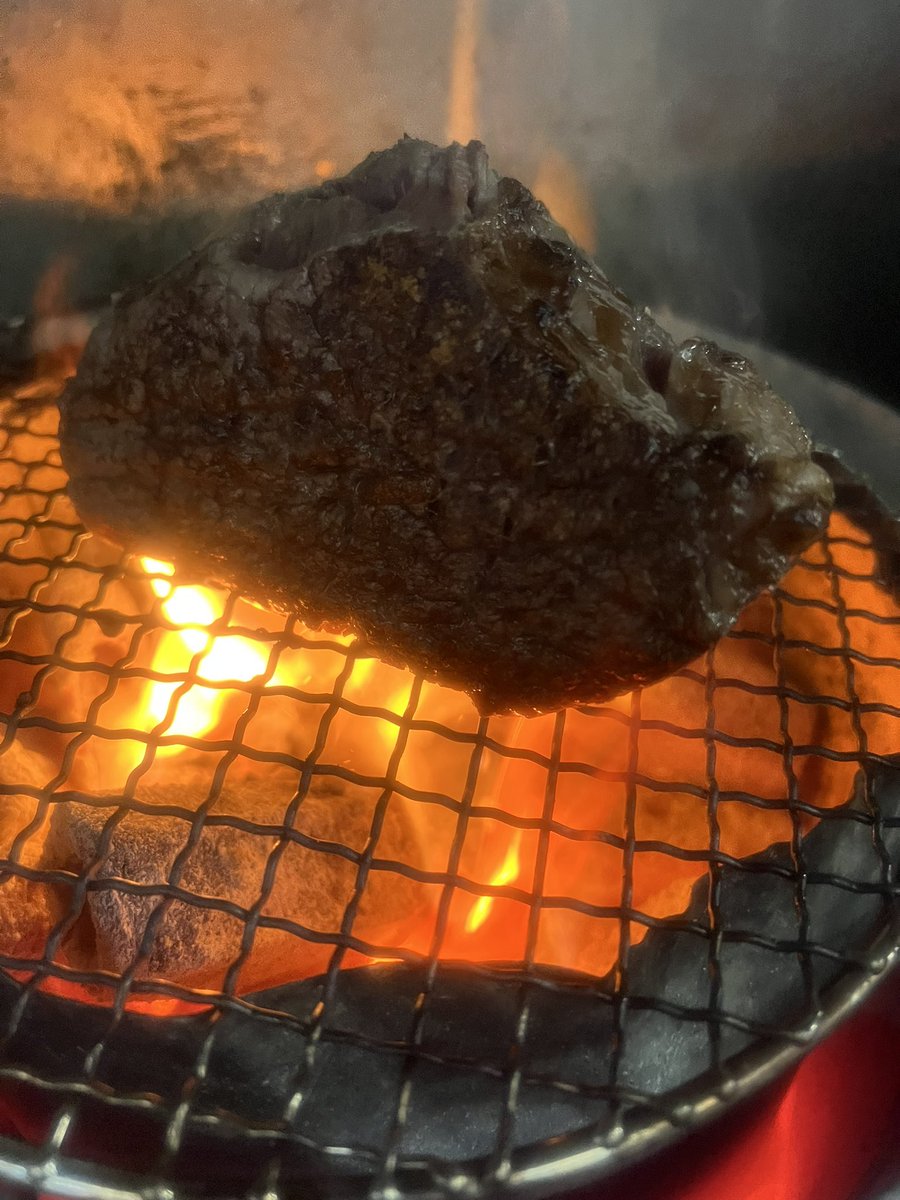 yak1_niku's tweet photo. おかげさまで、たくさんのお客様にご来店いただいております。

より一層“本物”のお肉をお届けしたいという想いから、
このたび当店では「黒毛和牛・雌牛の一頭買い」を開始いたしました。

一度の仕入れで200kgを超えるため、保管も仕込みも正直大変ですが、
高級焼肉店で扱われるレベルのお肉を https://t.co/AZKCzE71nJ
