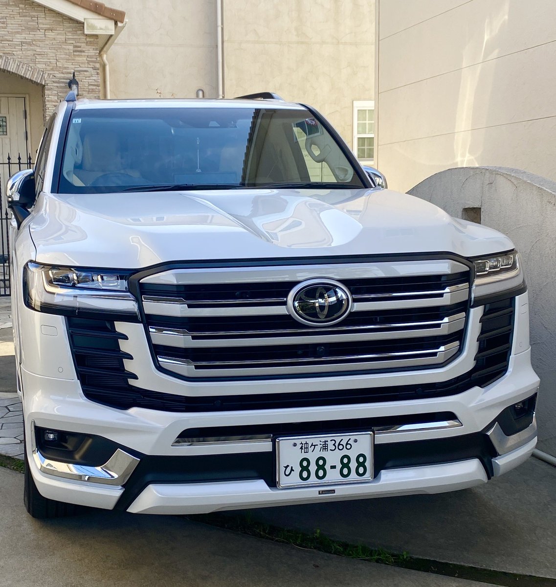 takuma_aoki's tweet photo. 【緊急事態発生】拡散希望です！！友人の車が盗難に遭いました。
昨日の深夜4月8日0:46ごろ千葉県木更津市で「袖ヶ浦366ひ8888 」トヨタランドクルーザー300が盗難されました。

みなさんのチカラを貸して下さい。ぜひSNSでシェア、拡散をお願いします🙇🙇
盗難されてから3日以内であれば見つける確率が高いです。
窃盗グループは一度通常のコインパーキングなどに放置して、GPSなどで追ってこないか、試しています。

その後奴らのヤードと言われる場所に入れられる前に、目撃情報を入れて頂ければ嬉しいです。
もしくは警察に連絡して頂ければと思います。
#車両盗難 #ランクル