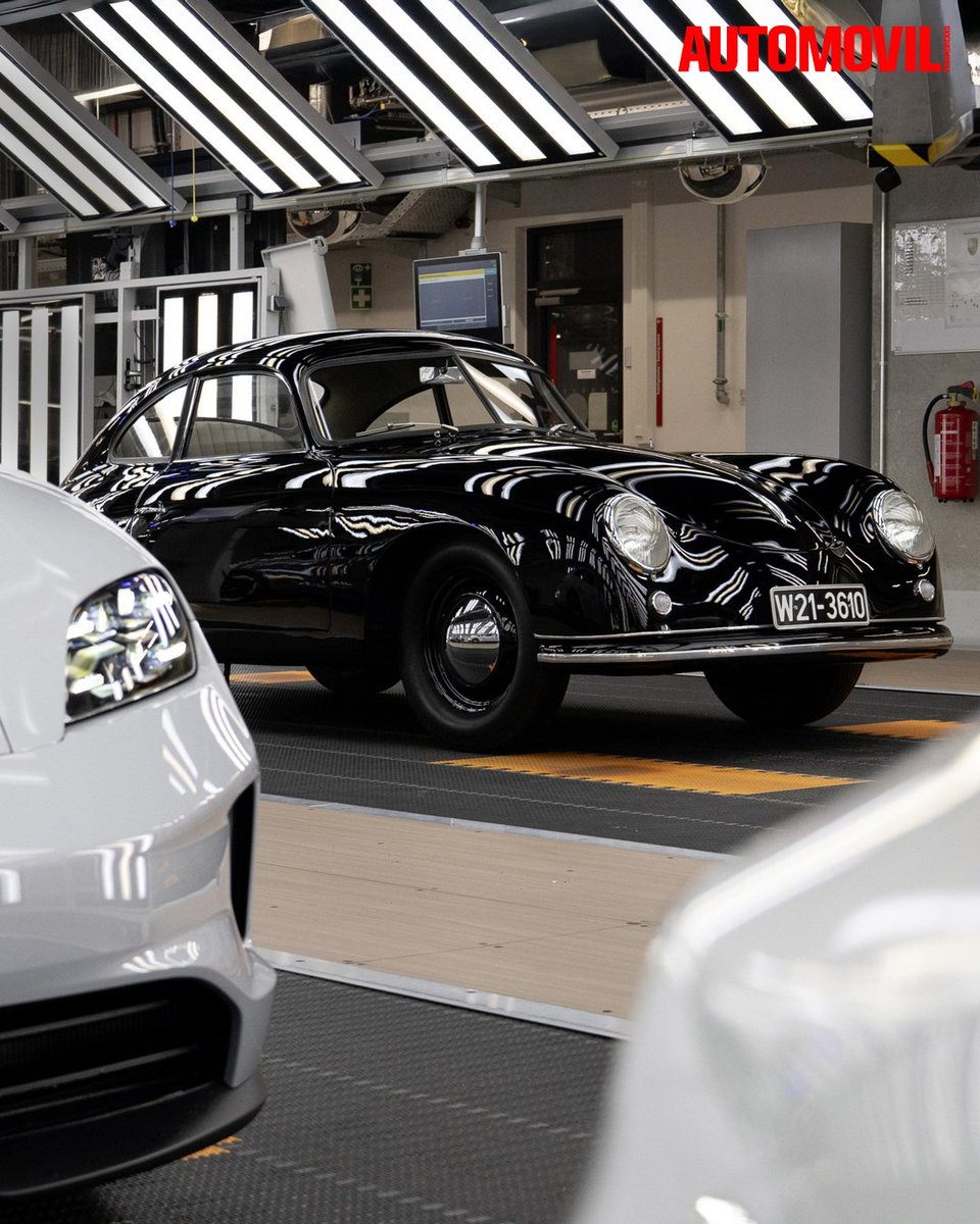 AutomovilMex's tweet photo. Todo empezó con el Porsche 356. Hace 75 años, exactamente el 6 de abril de 1950, el primer ejemplar de ese modelo terminó de armarse a mano. Hoy, la fábrica de Zuffenhausen produce el 911, toda la gama 718 y el nuevo Taycan totalmente eléctrico.

Porsche nació en Zuffenhausen en 1938, inicialmente como un estudio de ingeniería. La producción de automóviles propios bajo la marca Porsche comenzó después de la Segunda Guerra Mundial. El 8 de junio de 1948, el Porsche 356 “Nº 1” Roadster recibió su permiso de circulación. Las primeras 52 unidades del 356 con motor trasero y 2+2 plazas se hicieron a mano con carrocerías de aluminio en Austria, entre 1948 y 1950, y sirvieron de modelo para el posterior 356 de Stuttgart.

#porsche #zuffenhausen #porsche356

Más información aquí: https://t.co/gAZVomVzYA