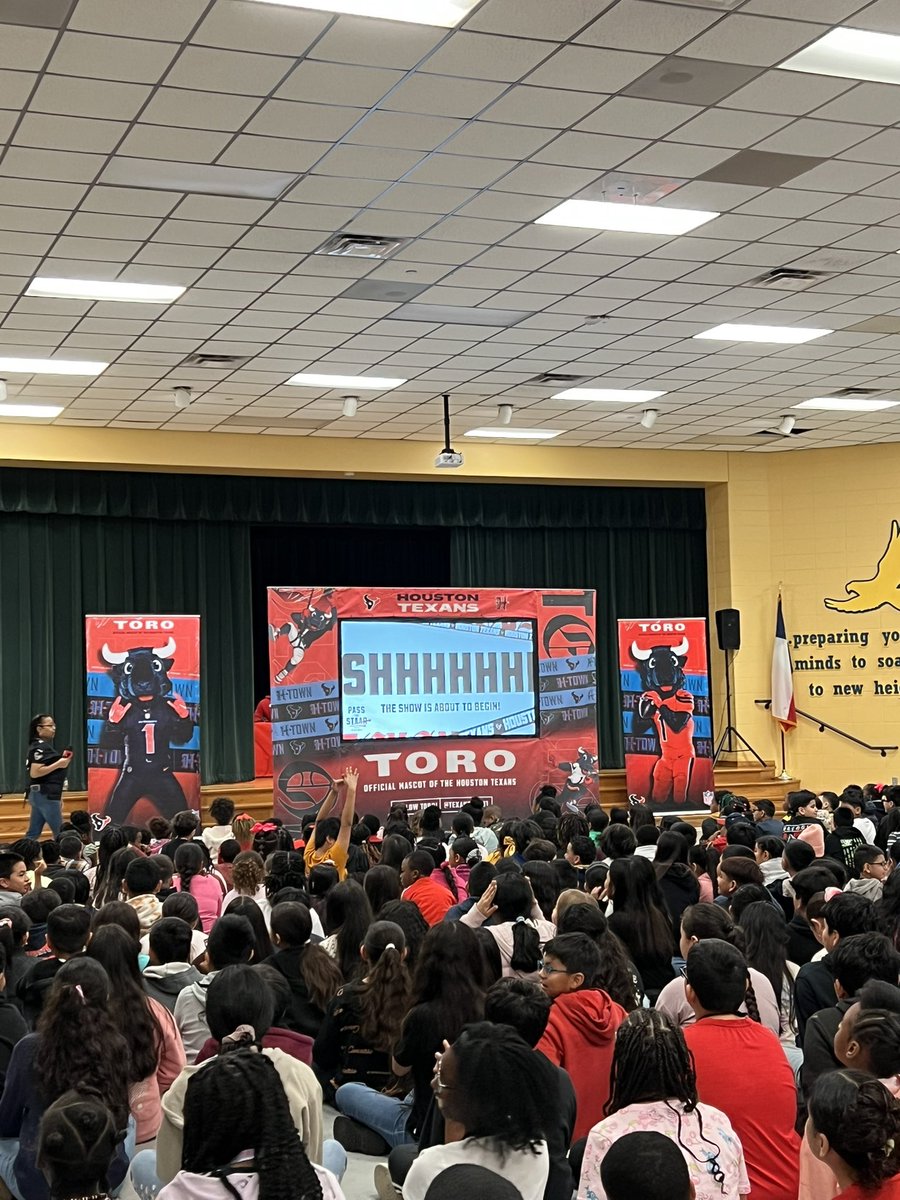itsMsGuerra's tweet photo. Oh, just Toro hosting a pep rally for @JonesES_AISD 💙❤️ @dr_dharvey https://t.co/gKF7dn7Tu9
