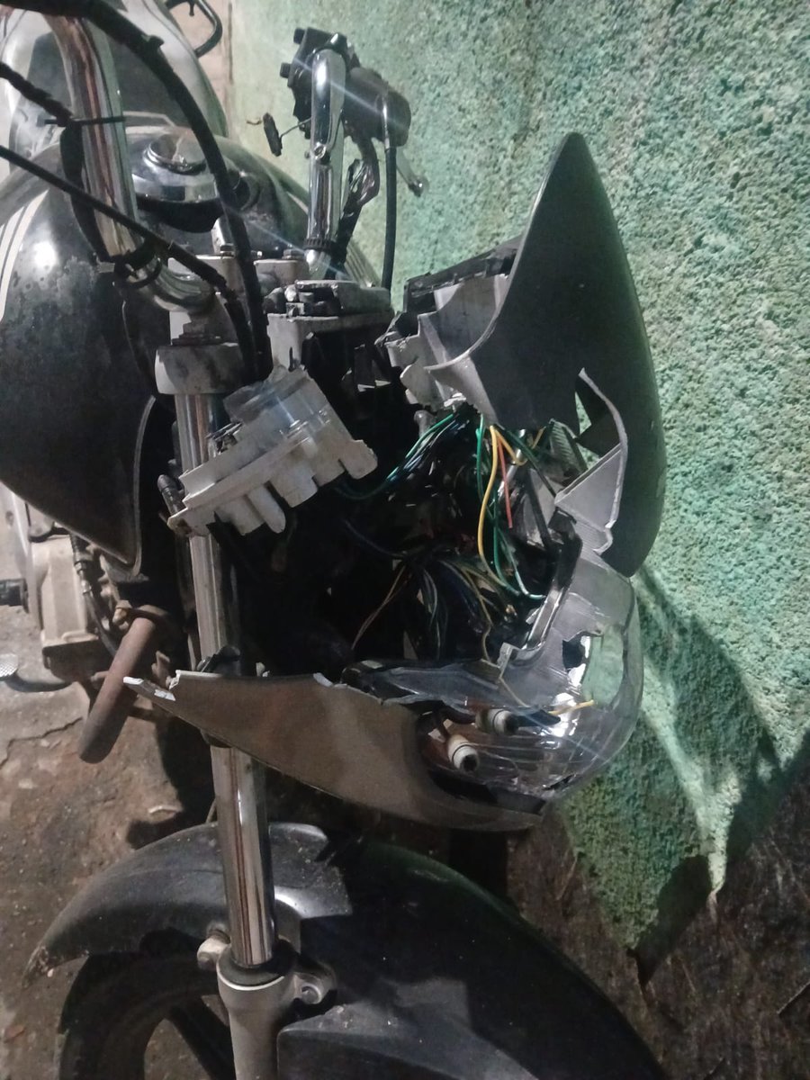 eumariicostt_'s tweet photo. Maior esculacho! Absurdo, o trabalhador ter que pagar um preço que não é dele!
moto do meu irmão, que era um objeto de trabalho está destruída. A que ponto chegamos 🤬 https://t.co/VbRy1mebNv