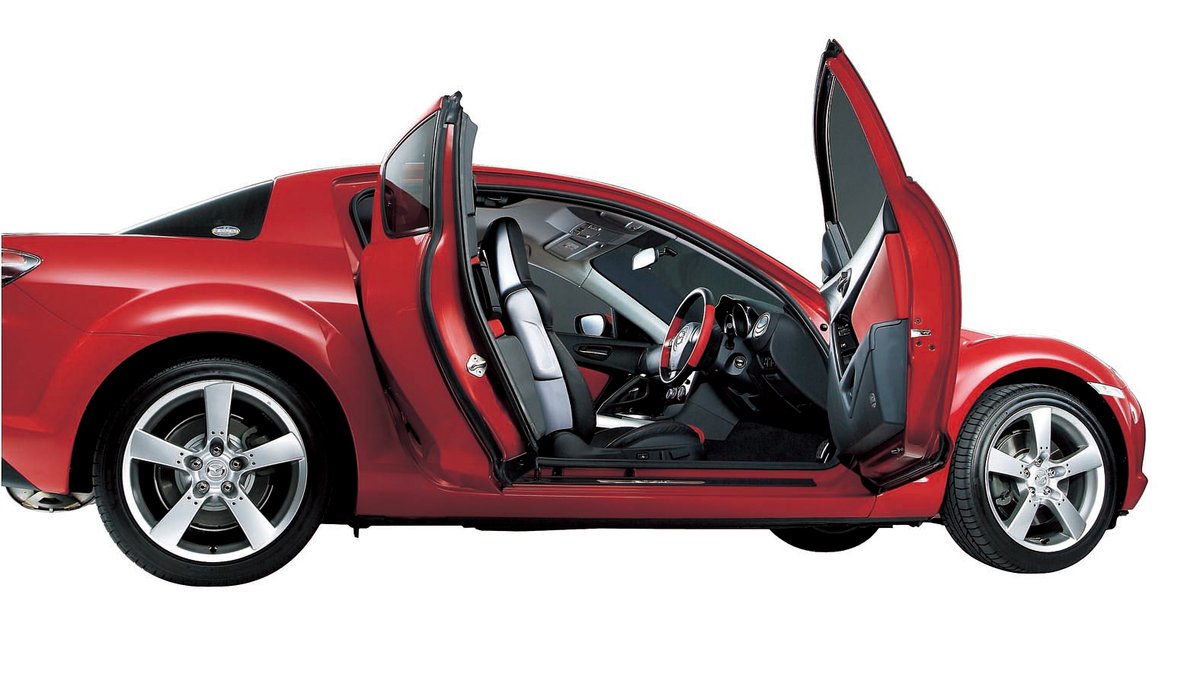 Mazda_PR's tweet photo. ◇#マツダの歴史◇​
22年前の4月に発売した #RX8🚗

当時、環境性能と動力性能を高次元で両立した新型ロータリーエンジンを搭載。フリースタイルドアを採用し「4ドア・4シーター」という新しいスポーツカーを提案しました✨

RX-8との「思い出」や「推しポイント」を、ぜひリプライで教えてください！ https://t.co/1Xlst9skLN