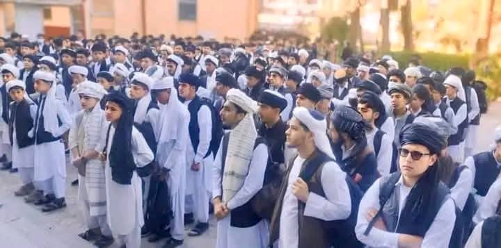 لنډه داچي:
په مکاتبو کي پلی شوی تازه سنتي یونیفورم دا عزیز ملت خپل اصل ته ور ستنوي.
ابتدايي سطحي غبرګونونه ځکه ورسره مله دي چي موږ مسلسل څو لسیزي له خپل تَشَخُص او ارزښتونه نه په فاصله کي پاته شوي یو. 
کنه دا زموږ اصل معیار او د تعریف اجزاء دي انډیوالانو. 
برکت