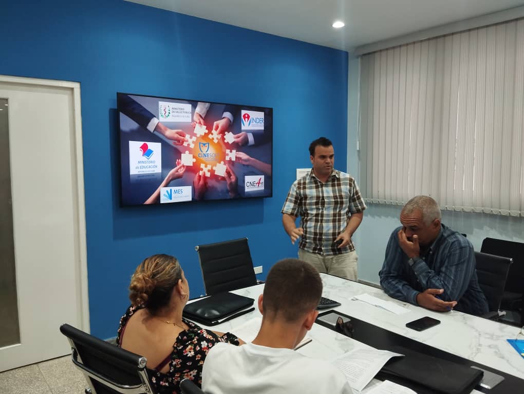 SuselyMorfaG's tweet photo. Sostuvimos un importante encuentro con todos los ministros formadores. Analizamos el procesos de debate sobre el rechazo a las drogas, los métodos y los materiales audiovisuales para el estudio de la historia y el estudio del pensamiento de la obra del Comandante en Jefe Fidel. https://t.co/1nuCNnENBR