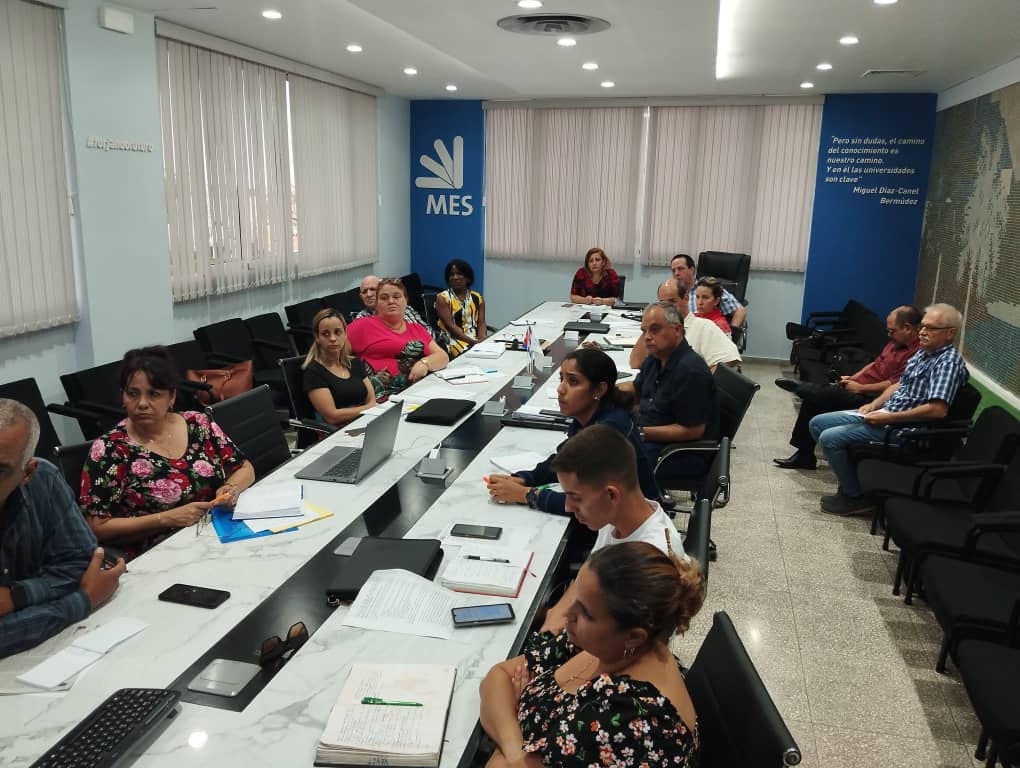 SuselyMorfaG's tweet photo. Sostuvimos un importante encuentro con todos los ministros formadores. Analizamos el procesos de debate sobre el rechazo a las drogas, los métodos y los materiales audiovisuales para el estudio de la historia y el estudio del pensamiento de la obra del Comandante en Jefe Fidel. https://t.co/1nuCNnENBR