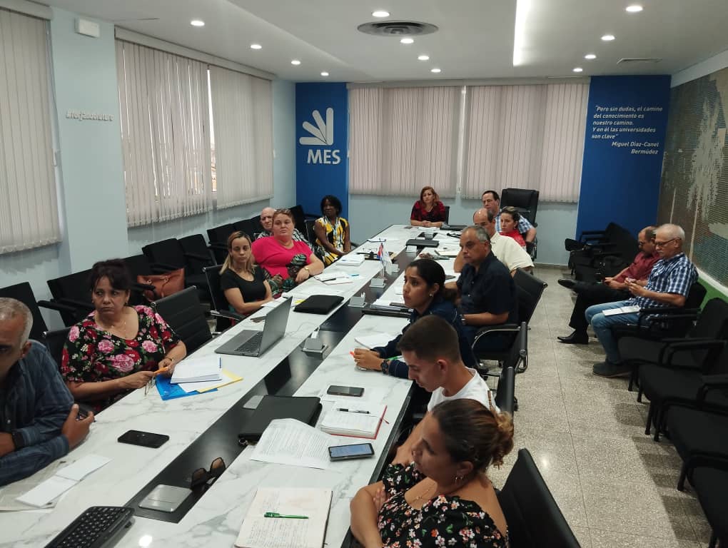 SuselyMorfaG's tweet photo. Sostuvimos un importante encuentro con todos los ministros formadores. Analizamos el procesos de debate sobre el rechazo a las drogas, los métodos y los materiales audiovisuales para el estudio de la historia y el estudio del pensamiento de la obra del Comandante en Jefe Fidel. https://t.co/1nuCNnENBR