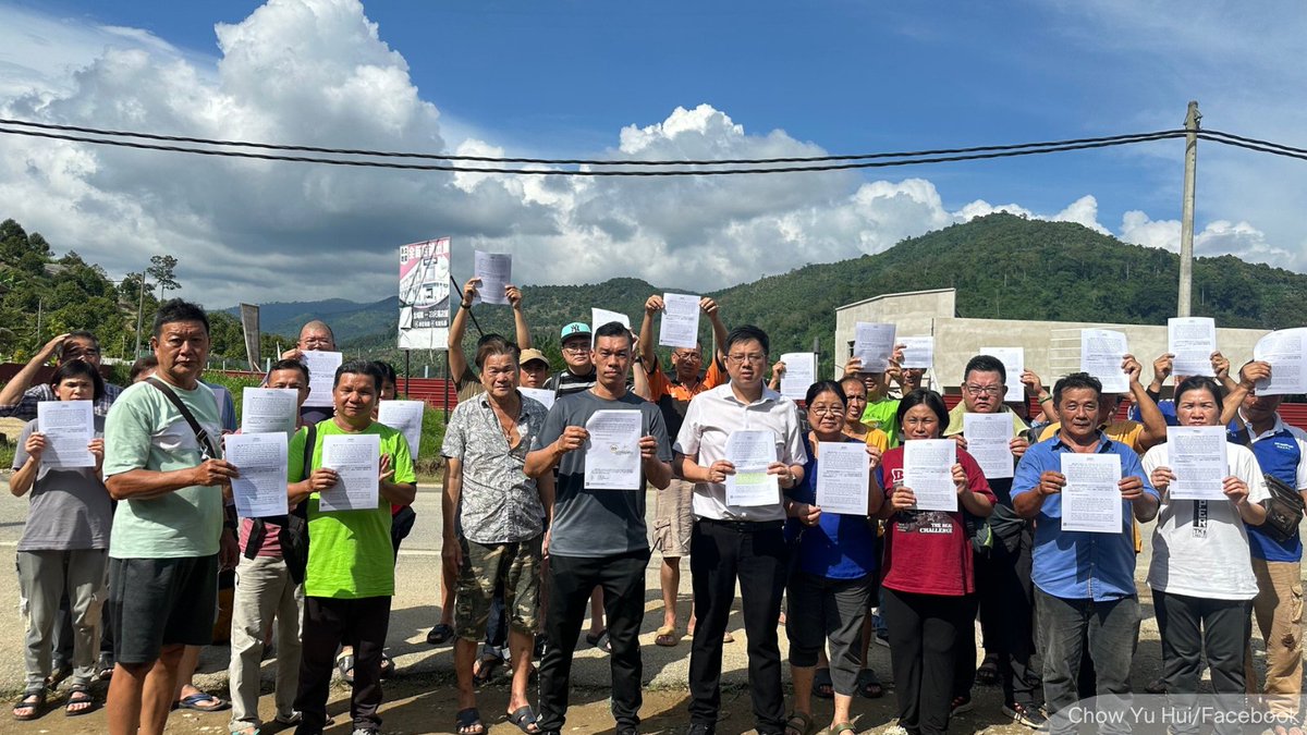 NewsBFM's tweet image. Durian farmers accuse the Pahang government of contempt after 200 Musang King trees were cut down despite a court order barring such action without approval.

“Tindakan penguatkuasa yang datang tanpa notis sukar diterima oleh pekebun durian,” says Raub MP Chow Yu Hui.

🧵1