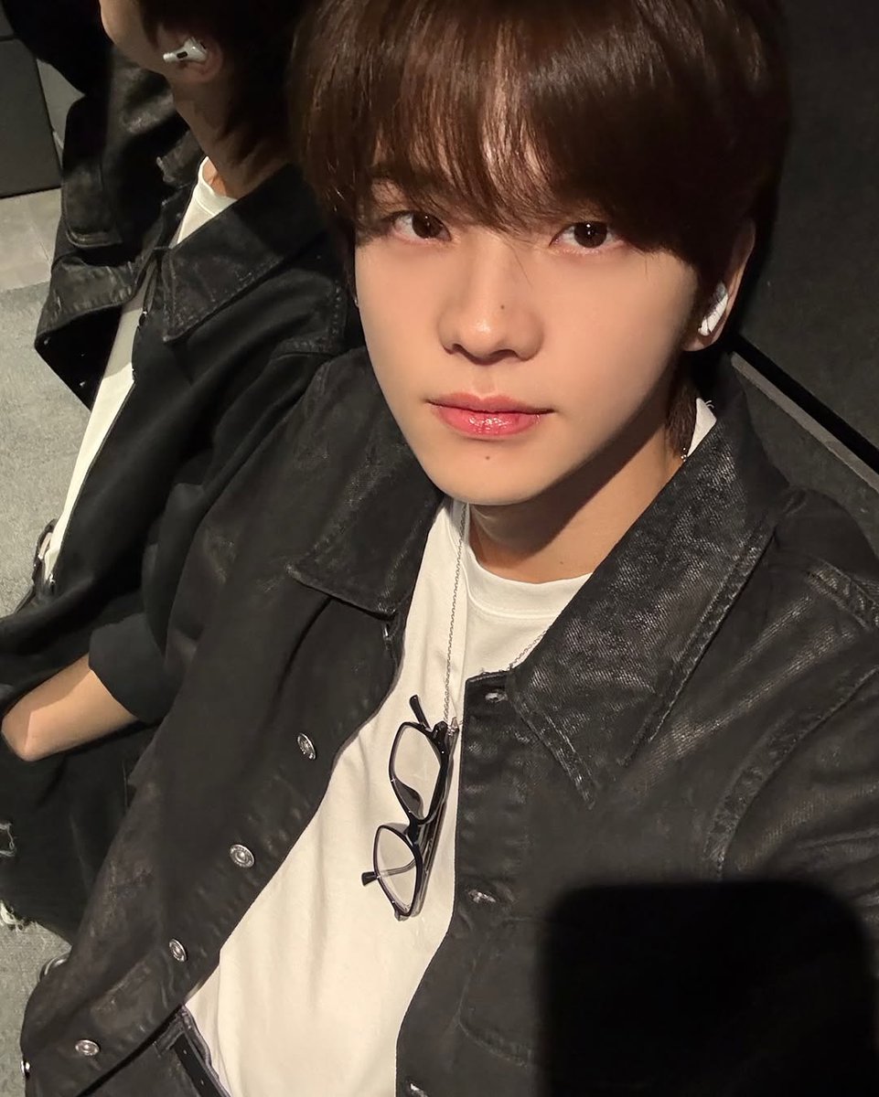 every track carries a piece of me.
a memory, a moment, or just the feeling i couldn’t put into words.
there’s warmth in soft chords, strength in slow beats, and sometimes, healing in a single line of lyrics.