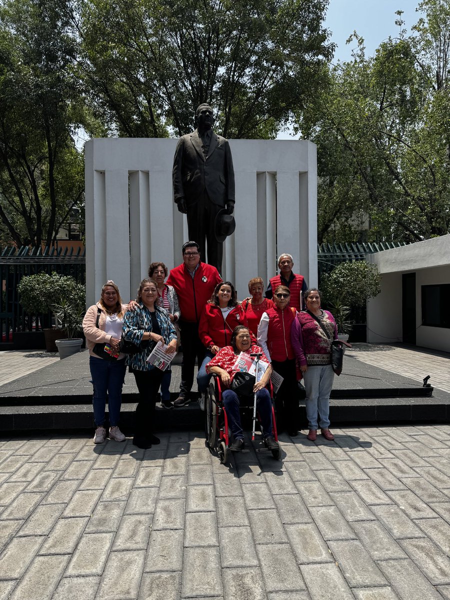 Sofia_MoralesQ's tweet photo. Visitamos a nuestro amigo Delegado del CEN en CDMX @tonyrodriguezoficial en nuestro @PRI_Nacional donde tuvimos la oportunidad de disfrutar de un maravilloso Paseo Revolucionario.
Como siempre estuvo ¡INCREÍBLE! 😃
#SofiaMorales #TlalnepantlaDeBaz #PRI https://t.co/8n8HN15LbV