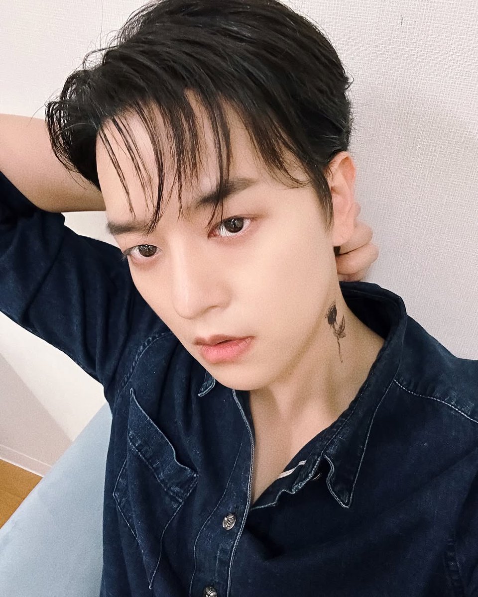 ravngers9's tweet photo. [pls9ravn] #RAVN Instagram Update 250408🌹🔥

“🌹🔥withROSES!

2025.04.08
8日間、僕のROSESと幸せな時間を過ごしてきて、もう残りは3日だね："）
残りの3日間もよろしくね、そして今日も本当にありがとう！ <3”

🎵:  Take on Me - a-ha

#레이븐 #RAVN #김영조 #KimYoungjo https://t.co/apPm68O8w5