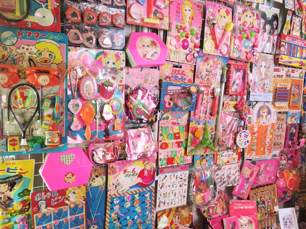 hobo_nichiyobi's tweet photo. 【予告】
「昭和かわいいおもちゃ 大倉トーイ・コレクション展」を４月25日(金)から開催します。
会場には実際のおもちゃを500点以上（！）展示。 販売用の商品も限定数で入荷します。展覧会グッズもできました！ 
かわいいを愛するみなさん、どうぞおたのしみに。https://t.co/N7NFIWAuCG （あやこ） https://t.co/7IuLe8UGIi