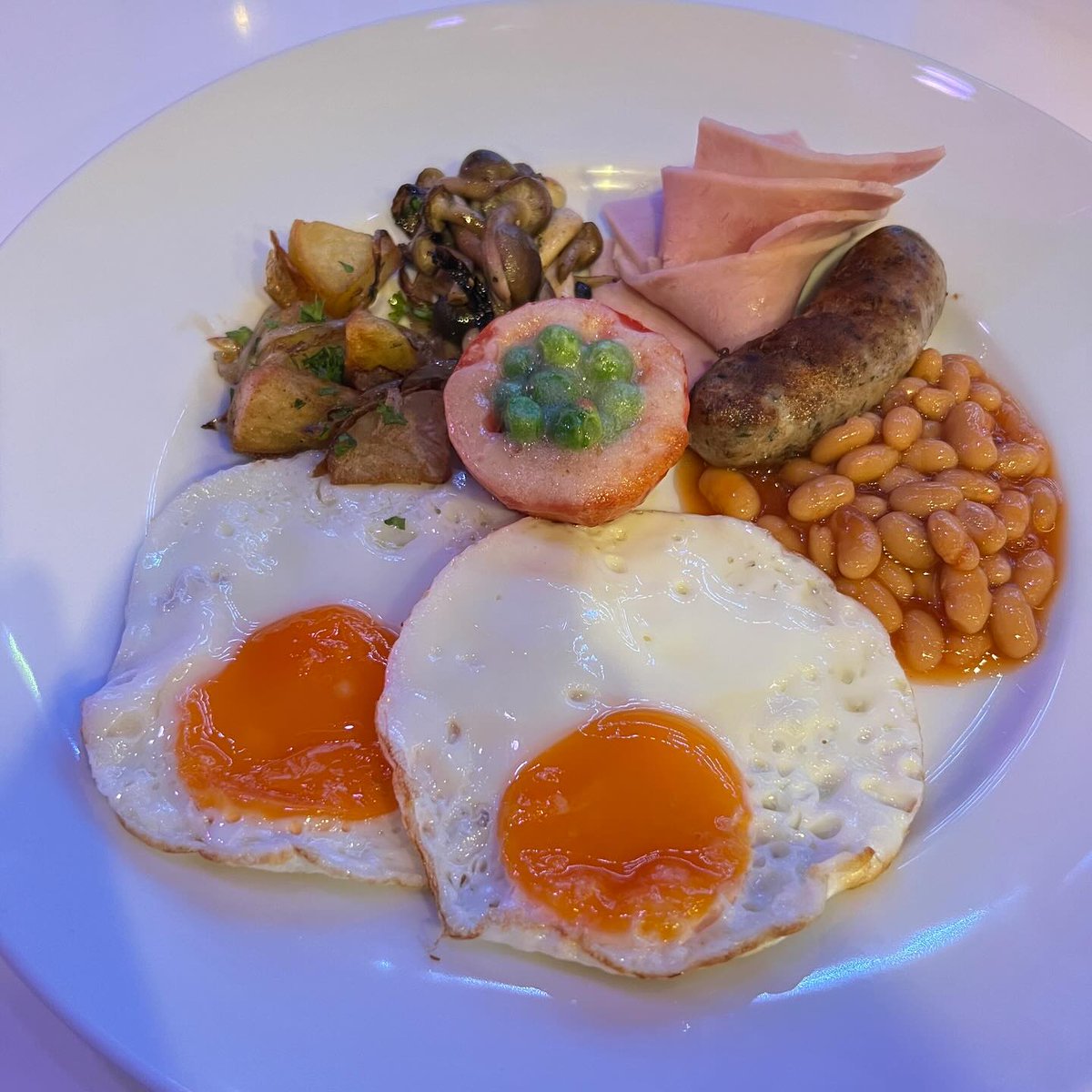 OlearysBangkok's tweet photo. 🍳 Start your day the Irish way!
Full breakfast done right — eggs, sausage, beans, and all the trimmings. Served daily at O’Leary’s.
#FullIrish #BangkokEats #BreakfastInBangkok #OLearysIrishPub https://t.co/BYI55MtfDe