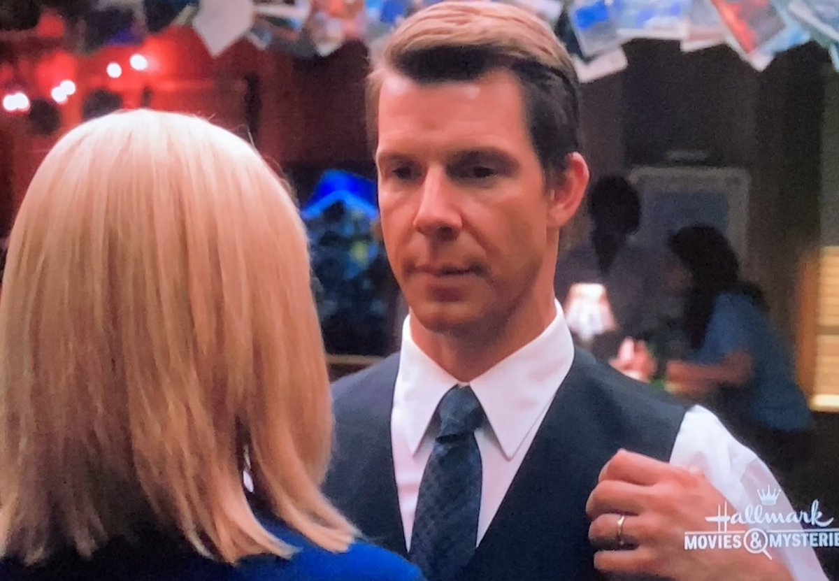 heartie_jan's tweet image. Day three and already sharing their personal heartaches. 😢 #POstsbles @hallmarkmystery @hallmarkchannel #CountdowntoTheMoon 💌