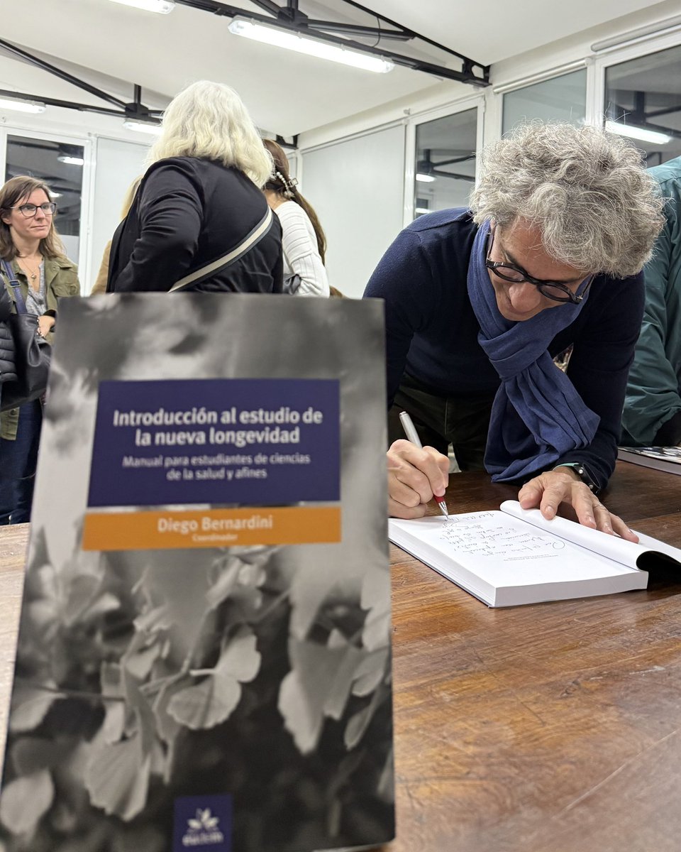 MedicinaUNMDP's tweet photo. La nueva longevidad nos interpela: no es solo vivir más, sino vivir mejor. En la ESM presentamos el libro coordinado por @Diego__MD y abrimos el debate sobre salud, políticas públicas y bienestar con mirada integral. #FeriaDelLibroUNMDP #SaludColectiva #EUDEM @unmdp https://t.co/clvQXf7VB5