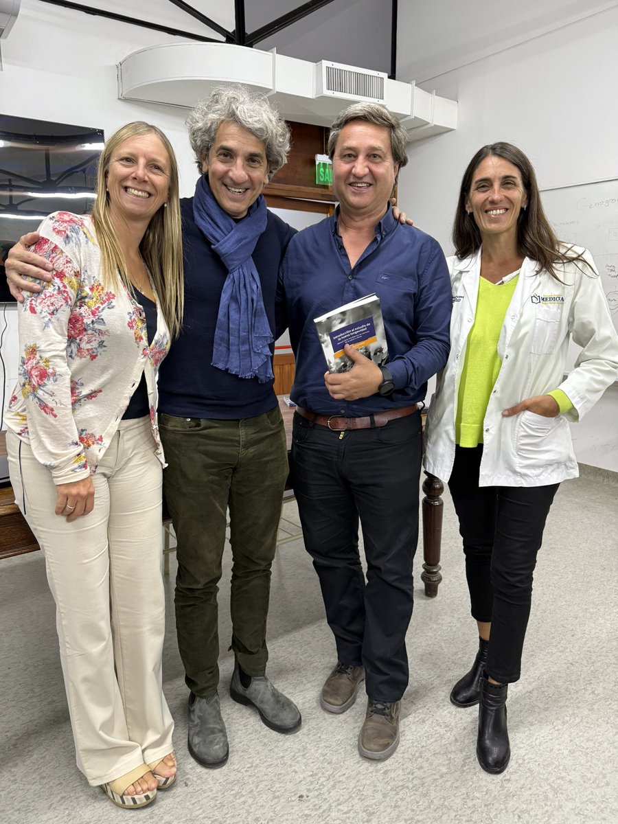 MedicinaUNMDP's tweet photo. La nueva longevidad nos interpela: no es solo vivir más, sino vivir mejor. En la ESM presentamos el libro coordinado por @Diego__MD y abrimos el debate sobre salud, políticas públicas y bienestar con mirada integral. #FeriaDelLibroUNMDP #SaludColectiva #EUDEM @unmdp https://t.co/clvQXf7VB5