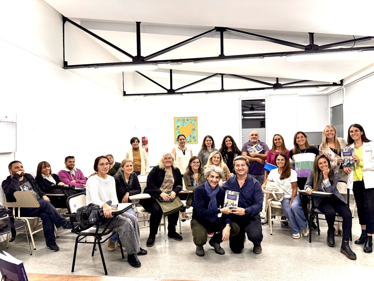 MedicinaUNMDP's tweet photo. La nueva longevidad nos interpela: no es solo vivir más, sino vivir mejor. En la ESM presentamos el libro coordinado por @Diego__MD y abrimos el debate sobre salud, políticas públicas y bienestar con mirada integral. #FeriaDelLibroUNMDP #SaludColectiva #EUDEM @unmdp https://t.co/clvQXf7VB5