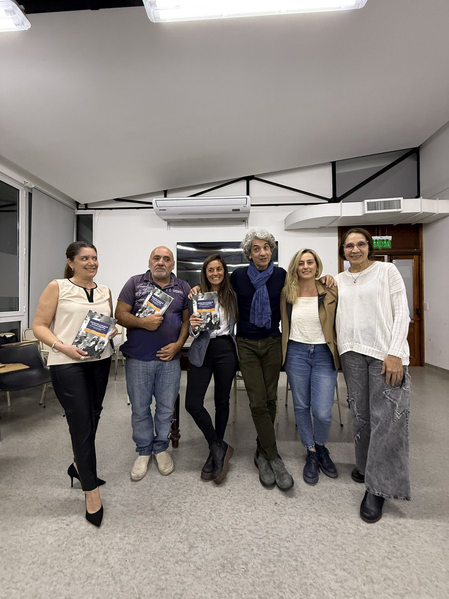 MedicinaUNMDP's tweet photo. La nueva longevidad nos interpela: no es solo vivir más, sino vivir mejor. En la ESM presentamos el libro coordinado por @Diego__MD y abrimos el debate sobre salud, políticas públicas y bienestar con mirada integral. #FeriaDelLibroUNMDP #SaludColectiva #EUDEM @unmdp https://t.co/clvQXf7VB5