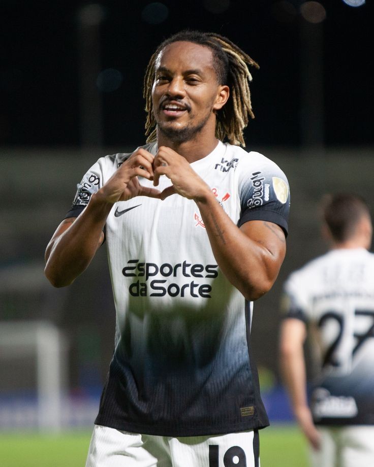 lewshams's tweet photo. eu e a minha família servimos a andre carrillo, que homem https://t.co/gclLHtASDk