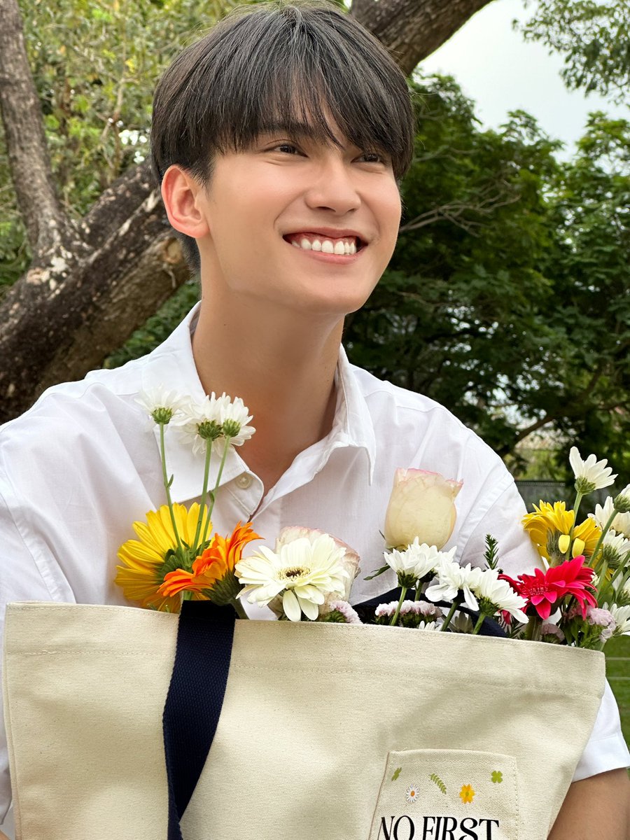Sixsuperstars's tweet image. Birthday boy signature smile 💐😁

#1stChalongrat27BDwishes
#First_Chalongrat
#รักแรกของเฟริสท์