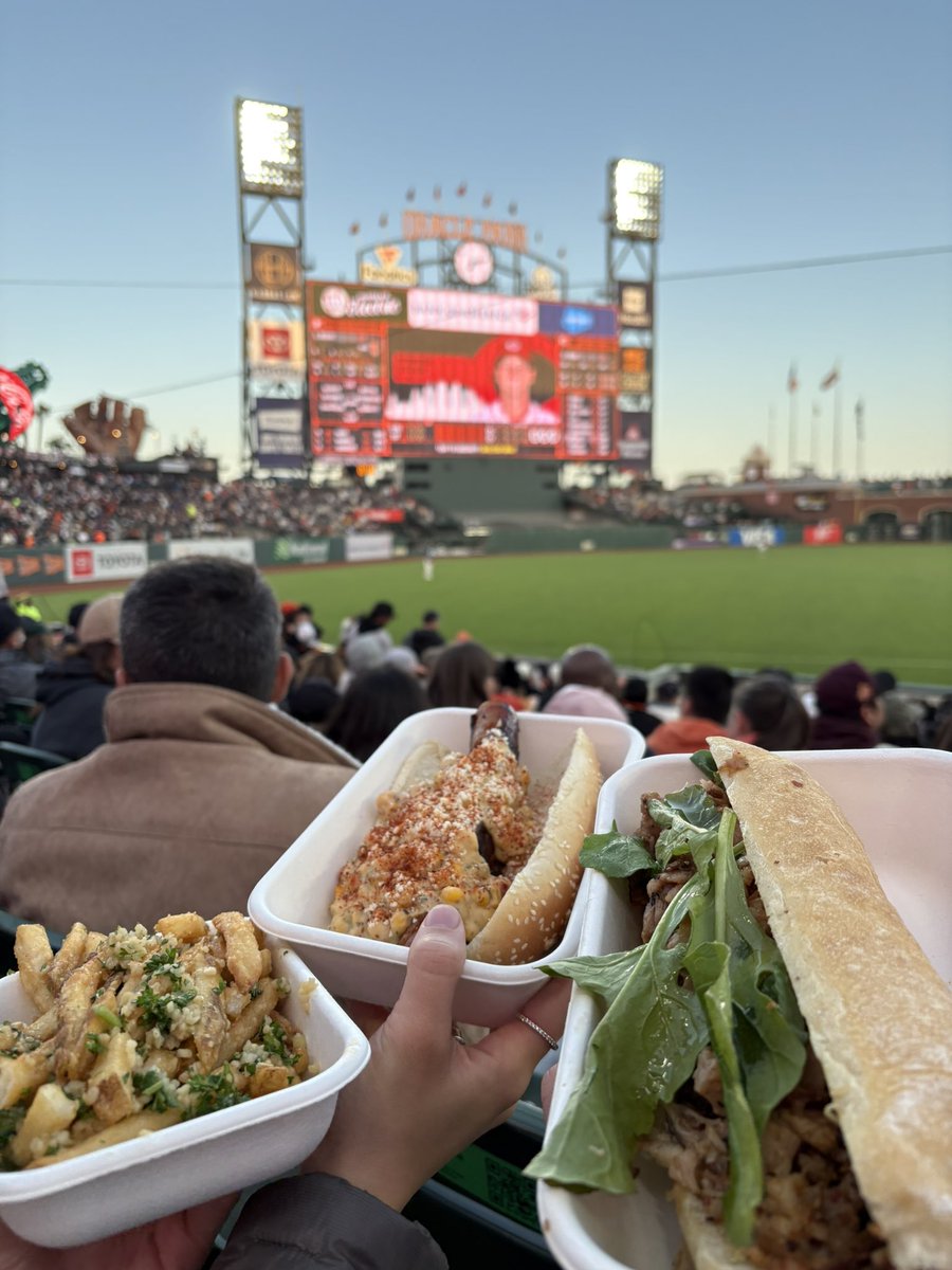 Elote dog 9/10
Porchetta sandwich 8/10
Garlic fries 10000/10