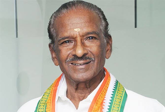 jothims's tweet photo. மேனாள் தமிழ்நாடு காங்கிரஸ் கமிட்டித் தலைவரும், மேனாள் நாடாளுமன்ற,சட்டமன்ற உறுப்பினருமான இலக்கியச் செல்வர் அய்யா திரு.குமரி அனந்தன் அவர்களின் மறைவு மிகுந்த துயரளிக்கிறது. தனது இறுதி மூச்சுவரை காங்கிரஸ் கட்சியை தனது நெஞ்சில் சுமந்தவர். தான் ஒரு காங்கிரஸ் காரர் என்பதில் பெருமை கொண்டவர். எளிமையானவர். மாறாத புன்னகையும்,அன்பும் கொண்டவர். அவரது இழப்பு காங்கிரஸ் கட்சிக்கு பேரிழப்பாகும். அவரை இழந்து வாடும் அவரது அன்பு மகள் மேனாள் ஆளுநர் சகோதரி திருமிகு .தமிழிசை சவுந்திரராஜன் அவர்களுக்கும், தம்பி திரு.விஜய் வசந்த் எம்.பி அவர்களுக்கும் ,அவர்தம்  குடும்பத்தினருக்கும் காங்கிரஸ் பேரியக்க சகோதர,சகோதரிகளுக்கும் எனது ஆழ்ந்த இரங்கலைத் தெரிவித்துக்கொள்கிறேன். அவரது ஆன்மா அமைதி கொள்ளட்டும்.
@DrTamilisai4BJP @iamvijayvasanth