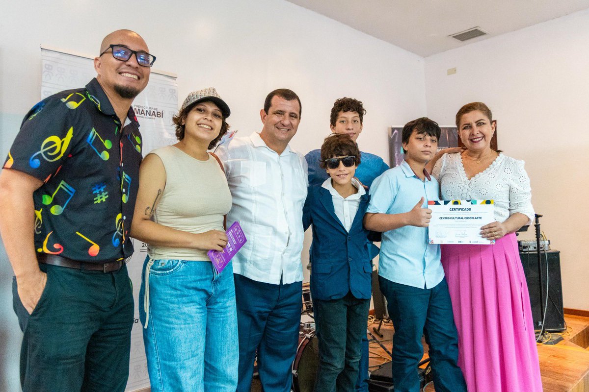 Leoorlandoa's tweet photo. La cultura fomenta la reconstrucción del tejido social y el desarrollo de nuestra provincia. Nos sentimos orgullosos de los artistas y gestores culturales de seis cantones que representarán a Manabí y el país, en el programa de formación en el Centro Cultural Itaú de São Paulo, Brasil. 

Agradecemos y valoramos la confianza de todos los que participaron a través del proyecto “Rutas Culturales y Creativas de Manabí”, entre la Prefectura y Ministerio de Cultura y Patrimonio, que hoy se convierten en embajadores de nuestra cultura, arte y tradiciones

#ManabiNoSeDetiene 💪🏻