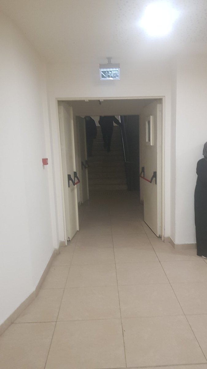 tarhanarikan's tweet photo. Burası Süleyman Yalçın Şehir Hastanesi. Bütün yangın kapıları açık. Sanki birkaç ay önce o kadar insan canını kaybetmedi.@ibbitfaiye @saglikbakanligi https://t.co/rpX4nR2Cch