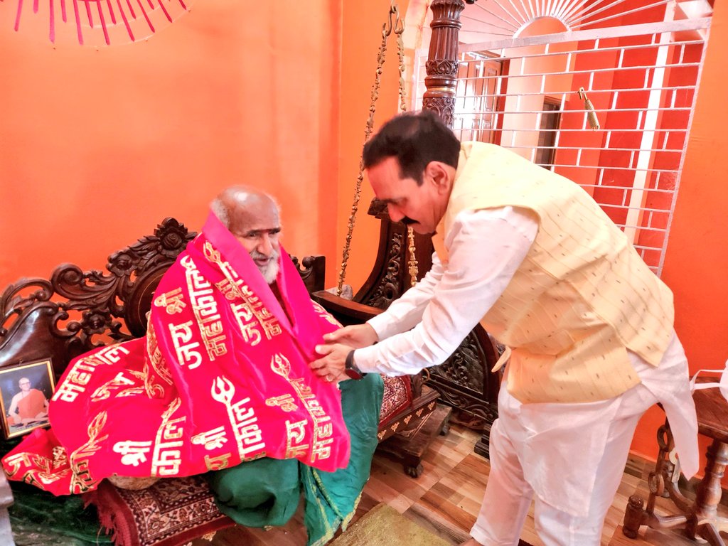 drnarottammisra's tweet photo. गुरुर्ब्रह्मा गुरुर्विष्णुः गुरुर्देवो महेश्वरः ।
गुरुः साक्षात्‌ परब्रह्म तस्मै श्री गुरवे नमः॥

तपोभूमि नैमिषारण्यम्, वेद-पुराण-निर्माण भूमि।
विष्णु चक्राभिषेक स्थलं, मोक्ष मार्गस्य भूमि।

उत्तर प्रदेश (लखनऊ) के सीतापुर जिले में मौजूद 88,000 ऋषियों की तपोभूमि के रूप में प्रख्यात भगवान प्रभु श्री राम के अश्वमेध यज्ञ स्थली पर नैमिषारण्य धाम पहुंचकर पूज्यपाद तपोनिष्ठ अनंत श्री श्री महाराज हीरापुर वाले स्वामी जी के दर्शन एवं आशीर्वाद का परम सौभाग्य प्राप्त हुआ।
यह वह पवित्र स्थली है जहां महर्षि वेदव्यास जी ने कई महत्वपूर्ण ग्रंथों की रचना की थी, जिनमें वेद,पुराण,शास्त्र,महाभारत,और श्रीमद्भागवत गीता शामिल हैं।