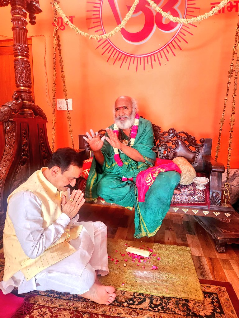 drnarottammisra's tweet photo. गुरुर्ब्रह्मा गुरुर्विष्णुः गुरुर्देवो महेश्वरः ।
गुरुः साक्षात्‌ परब्रह्म तस्मै श्री गुरवे नमः॥

तपोभूमि नैमिषारण्यम्, वेद-पुराण-निर्माण भूमि।
विष्णु चक्राभिषेक स्थलं, मोक्ष मार्गस्य भूमि।

उत्तर प्रदेश (लखनऊ) के सीतापुर जिले में मौजूद 88,000 ऋषियों की तपोभूमि के रूप में प्रख्यात भगवान प्रभु श्री राम के अश्वमेध यज्ञ स्थली पर नैमिषारण्य धाम पहुंचकर पूज्यपाद तपोनिष्ठ अनंत श्री श्री महाराज हीरापुर वाले स्वामी जी के दर्शन एवं आशीर्वाद का परम सौभाग्य प्राप्त हुआ।
यह वह पवित्र स्थली है जहां महर्षि वेदव्यास जी ने कई महत्वपूर्ण ग्रंथों की रचना की थी, जिनमें वेद,पुराण,शास्त्र,महाभारत,और श्रीमद्भागवत गीता शामिल हैं।