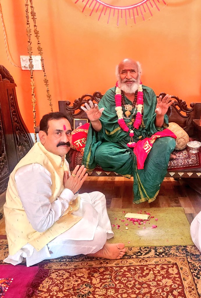 drnarottammisra's tweet photo. गुरुर्ब्रह्मा गुरुर्विष्णुः गुरुर्देवो महेश्वरः ।
गुरुः साक्षात्‌ परब्रह्म तस्मै श्री गुरवे नमः॥

तपोभूमि नैमिषारण्यम्, वेद-पुराण-निर्माण भूमि।
विष्णु चक्राभिषेक स्थलं, मोक्ष मार्गस्य भूमि।

उत्तर प्रदेश (लखनऊ) के सीतापुर जिले में मौजूद 88,000 ऋषियों की तपोभूमि के रूप में प्रख्यात भगवान प्रभु श्री राम के अश्वमेध यज्ञ स्थली पर नैमिषारण्य धाम पहुंचकर पूज्यपाद तपोनिष्ठ अनंत श्री श्री महाराज हीरापुर वाले स्वामी जी के दर्शन एवं आशीर्वाद का परम सौभाग्य प्राप्त हुआ।
यह वह पवित्र स्थली है जहां महर्षि वेदव्यास जी ने कई महत्वपूर्ण ग्रंथों की रचना की थी, जिनमें वेद,पुराण,शास्त्र,महाभारत,और श्रीमद्भागवत गीता शामिल हैं।