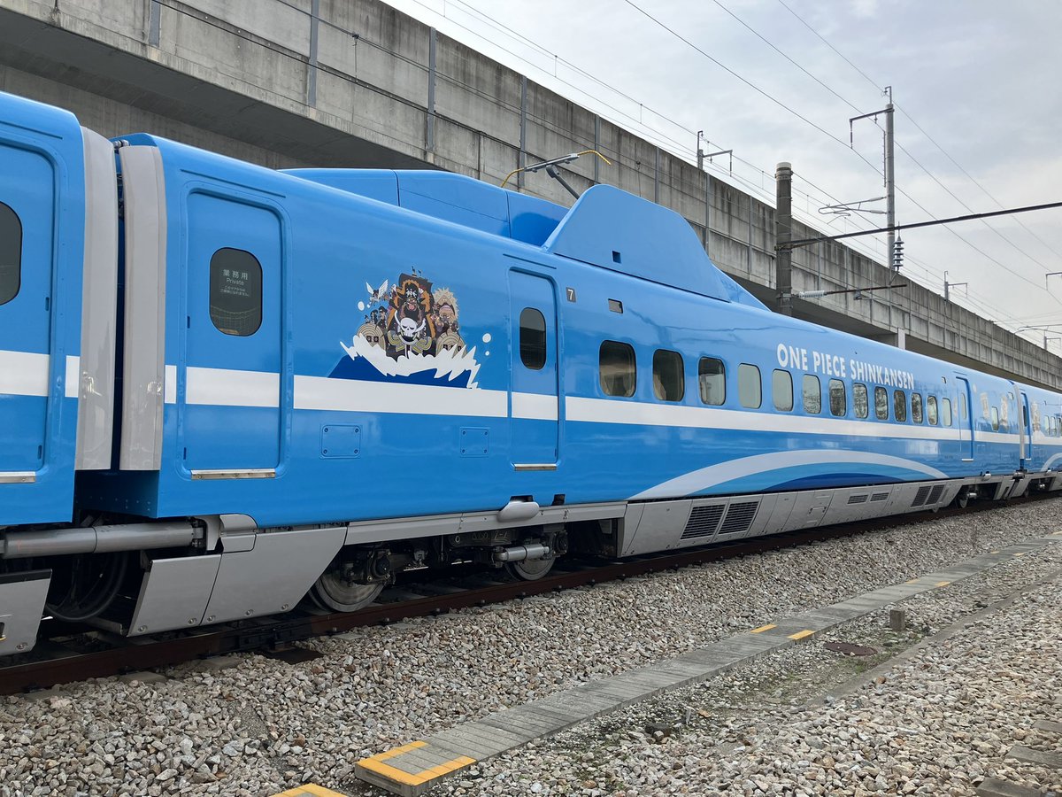 tetsudomynavi's tweet photo. 山陽新幹線の700系8両編成（E13編成）を使用した「ONE PIECE 新幹線」第1編成「せとうちブルー号」の外観 https://t.co/N1YkmCqhDq
