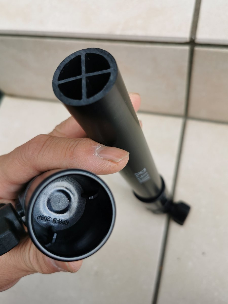 htkk4103's tweet image. ( T-T)ﾁｸｼｮｳ…

ラムマウントのアーム長いの欲しくてこれ良いじゃねとポチッと☝️

ロック部とポール固定出来ないじゃないかぃ
(っ'ヮ')╮ -
スポッと抜けるゼ👍

 #rammounts
 #パイプソケットアーム