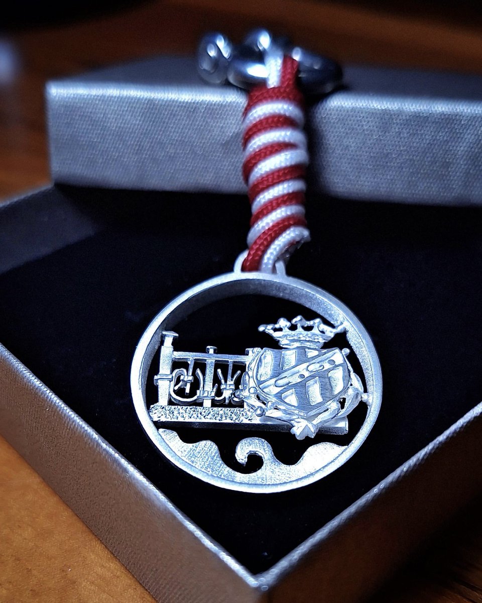 𝐂𝐥𝐚𝐮𝐞𝐫 𝐝𝐞𝐥 𝐍𝐚̀𝐬𝐭𝐢𝐜!

Aquest clauer tan especial és el que vam sortejar durant la rifa del dia de la presentació