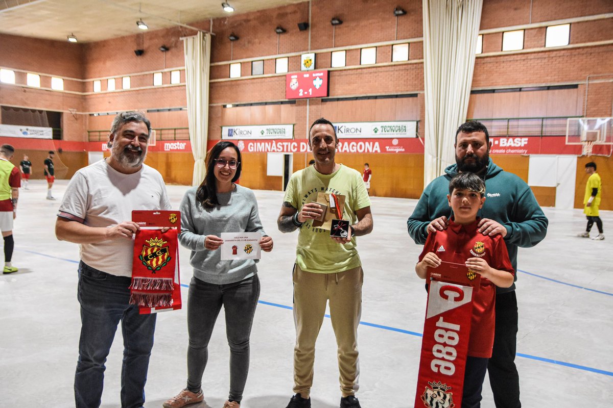 𝐄𝐥𝐬 𝐠𝐮𝐚𝐧𝐲𝐚𝐝𝐨𝐫𝐬 𝐝𝐞 𝐥𝐚 𝐫𝐢𝐟𝐚, 𝐛𝐞𝐧 𝐜𝐨𝐧𝐭𝐞𝐧𝐭𝐬!

Així de feliços posaven els 4 afortunats amb els seus premis: el nostre clauer personalitzat, una samarreta del Nàstic i dues bufandes del club grana!
