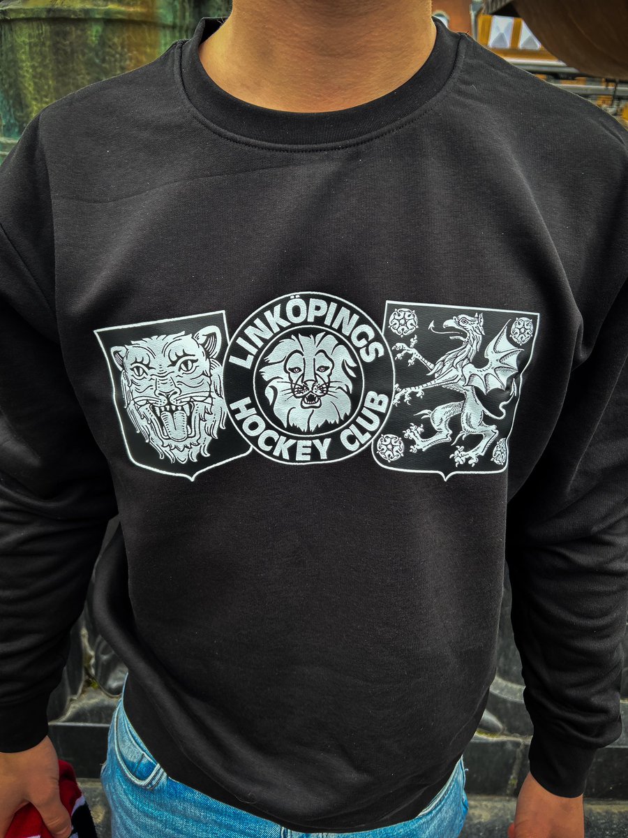 Säsong eller inte. WL ligger knappast på latsidan! 

Stilla hockeyabstinensen och samtidigt uppgradera din garderob inför kommande säsong genom att inhandla ditt exemplar av följande sweatshirt: whitelions.se/produkt/lkpg-o…