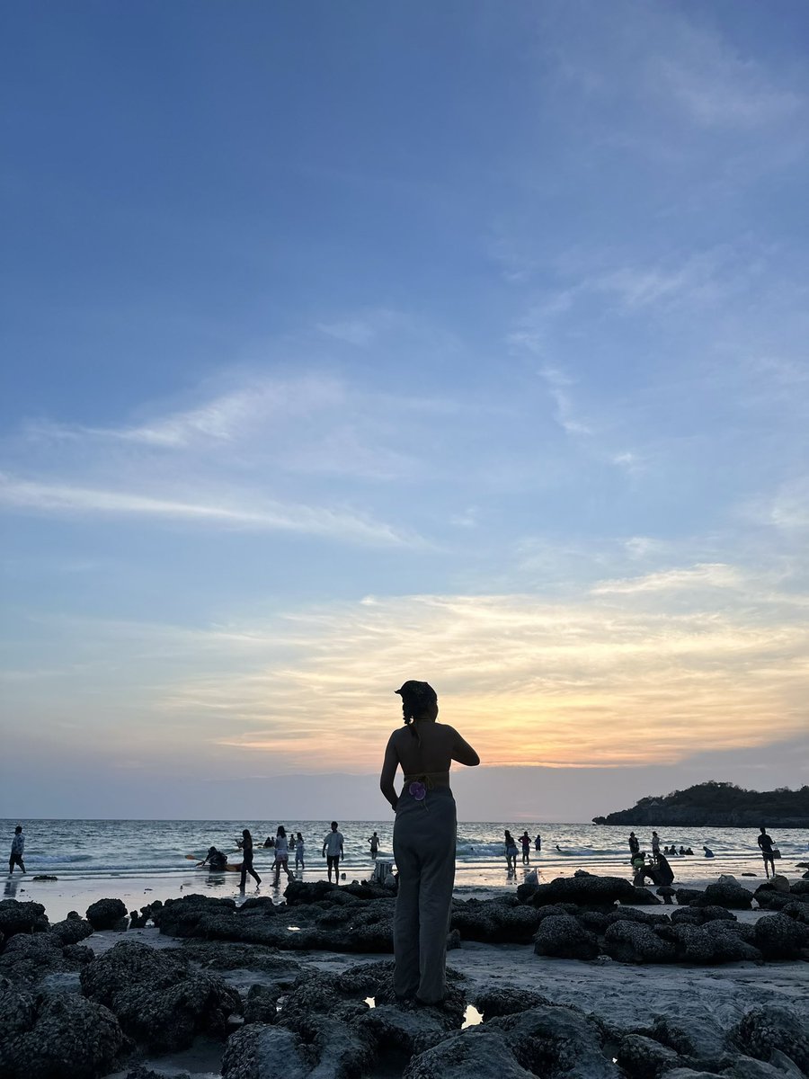 afewifound's tweet photo. เกาะสีชัง ครั้งแรก ที่โค-ต-ร ดี ถ้ามาไม่ตรงวันหยุดต้องชิลกว่านี้แน่นอน เป็นเกาะที่สวย ใกล้กทม มาถูกเวลาน้ำใส แค่ว่าหาดเล่นน้ำอาจจะมีน้อย สำคัญคือการจัดการของเทศบาลเขาดีมาก ไม่มีการโก่งราคาค่ารถ ราคาอาหารก็ดี ผู้คนคือมิตรตะจิต มิตรจะใจอะ #เกาะสีชัง #kohsichang #เที่ยวชลบุรี https://t.co/WRyGsBiEAt