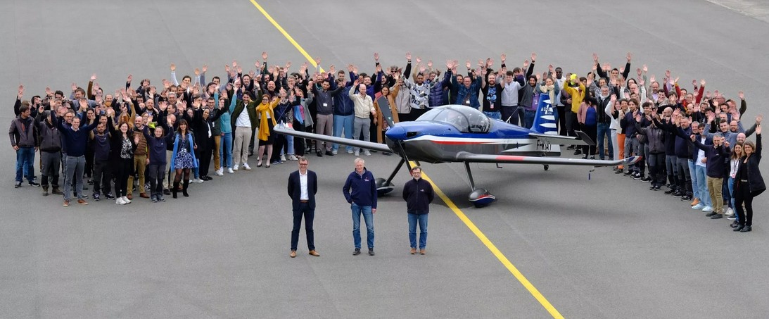 GifasOfficiel's tweet photo. [#innovation] Membre de #StartAir, club des #startups du @GIFAS, @aero_aura a livré le 1er exemplaire de son avion #IntegralR à son client de lancement, Dijon Voltige. L'Integral R est un avion biplace côte à côte de formation à capacité #voltige. https://t.co/nDcf6bkhOT https://t.co/k82QWmGnIl