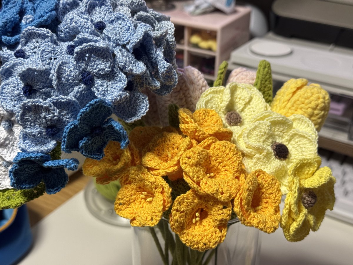 코바늘 뜨개꽃 채우는 중🧶
수국이랑 프리지아랑 튤립 등등